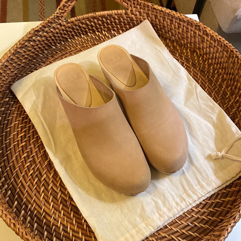 Bryr clogs clementine mid heel